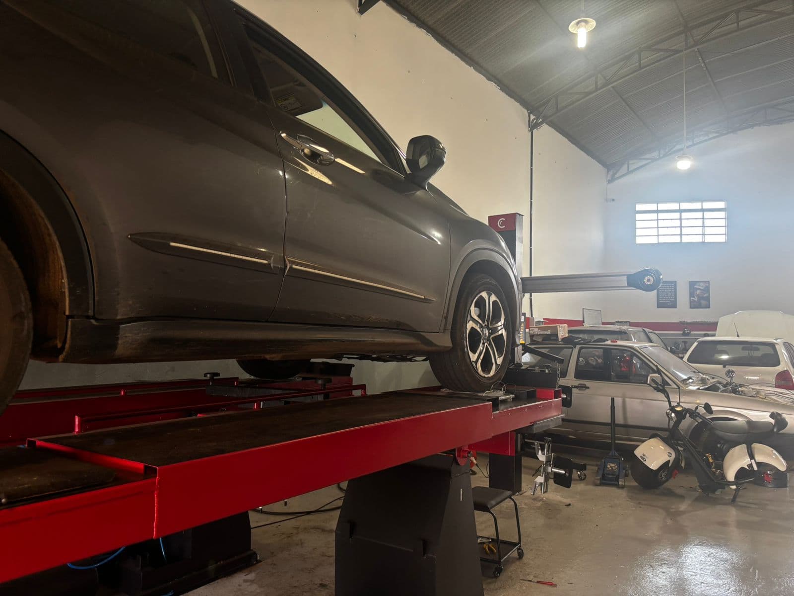 Mecânicos da AF Autocenter trabalhando em veículo